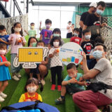 台南，這座充滿歷史和文化遺產的城市，不僅擁有美食，還有各種令人驚嘆的旅遊景點。其中，台南貨櫃公園無疑是一個必訪的地方，特別是對於家庭旅遊而言。這個以繽紛貨櫃建築為特色的公園，提供了豐富多樣的遊樂設施，為您和您的孩子們帶來無盡的樂趣和冒險。 探索台南貨櫃公園 台南貨櫃公園位於永康區大同街，是一個由民間經營的親子園區。它以40多個繽紛的貨櫃組成，佔據了超過640坪的廣闊空間，這個獨特的建築元素使這個公園成為台南地區的一個獨特景點。台南貨櫃公園的宗旨是提供一個放鬆和愉快的場所，讓孩子們可以健康成長，家長也可以放鬆心情。 遊樂設施 這個公園提供了各種戶外和室內的兒童遊樂設施，無論您的孩子年齡多大，都能找到適合他們的活動。以下是一些受歡迎的設施： 滑草：這個公園擁有全長180米的滑草道，讓小朋友盡情體驗速度和刺激。 卡丁車：兒童可以在卡丁車上競速，這是一個受歡迎的活動，能讓他們感受到速度和控制的快感。 攀岩牆：對於喜歡挑戰的孩子來說，攀岩牆提供了一個刺激的體驗，可以考驗他們的勇氣和技巧。 沙池：兒童可以在沙池中建造城堡、挖掘寶藏，這是一個發揮創造力的好地方。 樹屋旋轉溜滑梯：這個兩層樓高的旋轉溜滑梯絕對是公園的一大亮點，孩子們愛不釋手。 此外，公園還有樂高區、親子康樂館、故事館、繪圖區等多項設施，可以滿足不同年齡段的孩子的需求。 票價資訊 台南貨櫃公園的入場票價相當合理。樂玩票適用於2至12歲的兒童，價格為299元，而13歲以上的每位成人入場票價為200元。入場票價還包括50元的餐廳抵用券和50元的園區抵用券，可在公園內使用。 高達20幾項室內外遊樂區，小朋友一進來兩眼放光，根本玩到不想走，整天跑跳蹦下來，回家就倒頭呼呼大睡！旁邊的家長休息區有座位又有冷氣，根本就是大人小孩的放鬆天堂！如果你只有半天入園玩，可以來個3小時快閃：集印章→樂寶屋→沙池溜滑梯→法樹屋→貨櫃滑草→跑的卡丁車→和樂屋餐廳用餐→球池→樂高→彩虹岩牆→離園。 如果可以好好待一整天，建議定要好好把每一樣園區設施玩個遍喔!不過有些設施有年齡限制，建議可以先做一下功課喔! 台南貨櫃公園園區設施 貨櫃公園有大量的攀爬繩網、空中獨木橋、樹屋，可以滿足孩子旺盛的好奇心與探索慾望，在上上下下的爬玩中，不僅能讓孩子的手腿肌肉得到鍛鍊，也培養他們的專注力與冒險精神，讓孩子越玩越健康，而且現在家庭小孩都生得少，來到園區很快三五成群打成一片，而且孩子有伴玩就不會一直糾纏爸媽，實在是太歡樂了啦! 我爬、我爬、我爬爬爬！一整天放電的好地方! 爸媽只要納涼就好了(笑)~ 最近更厲害的來了，新朋友老朋友請注意看下去! 園區大升級，空中彩虹網! 小寶貝跟新朋友一起在大大的彩虹裡，爬呀爬呀爬！嗨翻! 爬累了還可以一起躺平~真羨慕這樣無憂無慮的小日子啊~ 這不就是我想給孩子的快樂童年~~ 戶外沒爬夠，室內繼續來攀岩，軟墊冷氣一應俱全，下雨天也照樣玩！台南貨櫃公園園區兩大明星必玩設施那就是刺激的「貨櫃滑草坡」以及「跑跑卡丁車」！ 痛快的45度草坪坡道，既安全又刺激，孩子最是百玩不膩！ 123~GO！一起在彎彎曲曲的賽道來場友誼賽吧！ 年齡小些的孩子，也有沙池、室內球池、VR互動區、積木教室等等適合玩樂的場區喔，下雨天也不愁沒處去~ 玩累了，旁邊就有超蘇西的「和樂庭」餐廳呷好料！入園券還能抵餐費，超划算！ 定食與咖哩一次滿足大人小孩的好胃口，新開幕還有一些促銷活動進行中喔~ 來園區一定不要錯過集章換好禮，打卡禮等等，有吃有玩又有拿的免費好康，園區新增許多打卡美景，每張照片都是幸福的珍貴回憶啊~~ 親子互動和共學 台南貨櫃公園不僅僅是一個遊樂場，它也鼓勵親子互動和共學。您可以參觀繪圖區，讓孩子們發揮創意，參觀故事館，讓他們沉浸在故事的世界中，還可以參觀親子康樂館，享受一個健康活潑的日子。 無論您是當地居民還是遊客，台南貨櫃公園都是一個極具吸引力的目的地。它提供了一個讓家庭歡聚和冒險的理想場所，充滿著無盡的樂趣和回憶。所以，當您計劃台南之旅時，別忘了把台南貨櫃公園列入您的行程，您和您的家人絕對不會後悔的。立即前往這個親子天堂，享受一個難忘的度假時光！